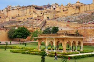 Jaipur's jewel awaits! 💎 Explore the majestic Amber Fort with our expert-led North India tour.