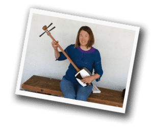 Kristi-playing-shamisen-japanese-instrument
