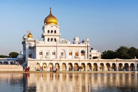 Bangla Saheb Gurudwara, Sikh Temple BANGLA SAHEB GURUDWARA
A magnificent white-marble Sikh temple, topped with glinting golden onion domes. Sikh hymns waft over the tranquil compound.