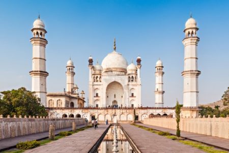 Bibi Ka Maqbara in Aurangabad INSPIRED BY THE TAJ MAHAL
The Bibi Ka Maqbara mausoleum was built in 1679 using mostly lime mortar and a few marble plinths and domes.