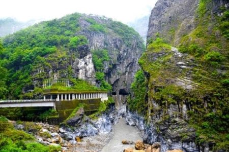 TAROKO NATIONAL PARK
The eponymous 11 mile long gorge whose marble walls rise out of the blue-green Liwu River.