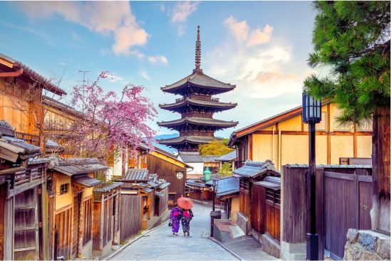 Kyoto Tour: The Iconic Hokan-ji Temple Towering Over Historic Cobblestone Streets